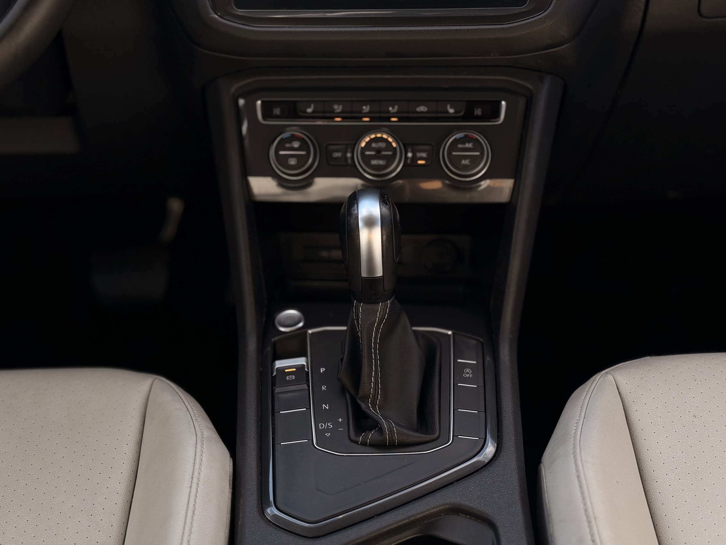 Vehicle image 28 of 33