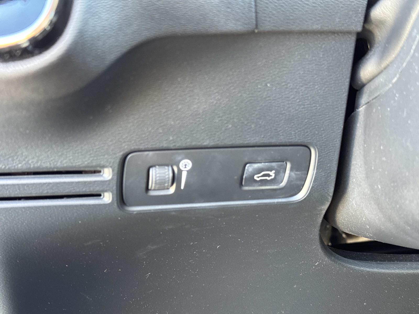 2021 Volvo XC40 Base Image 21 of 27