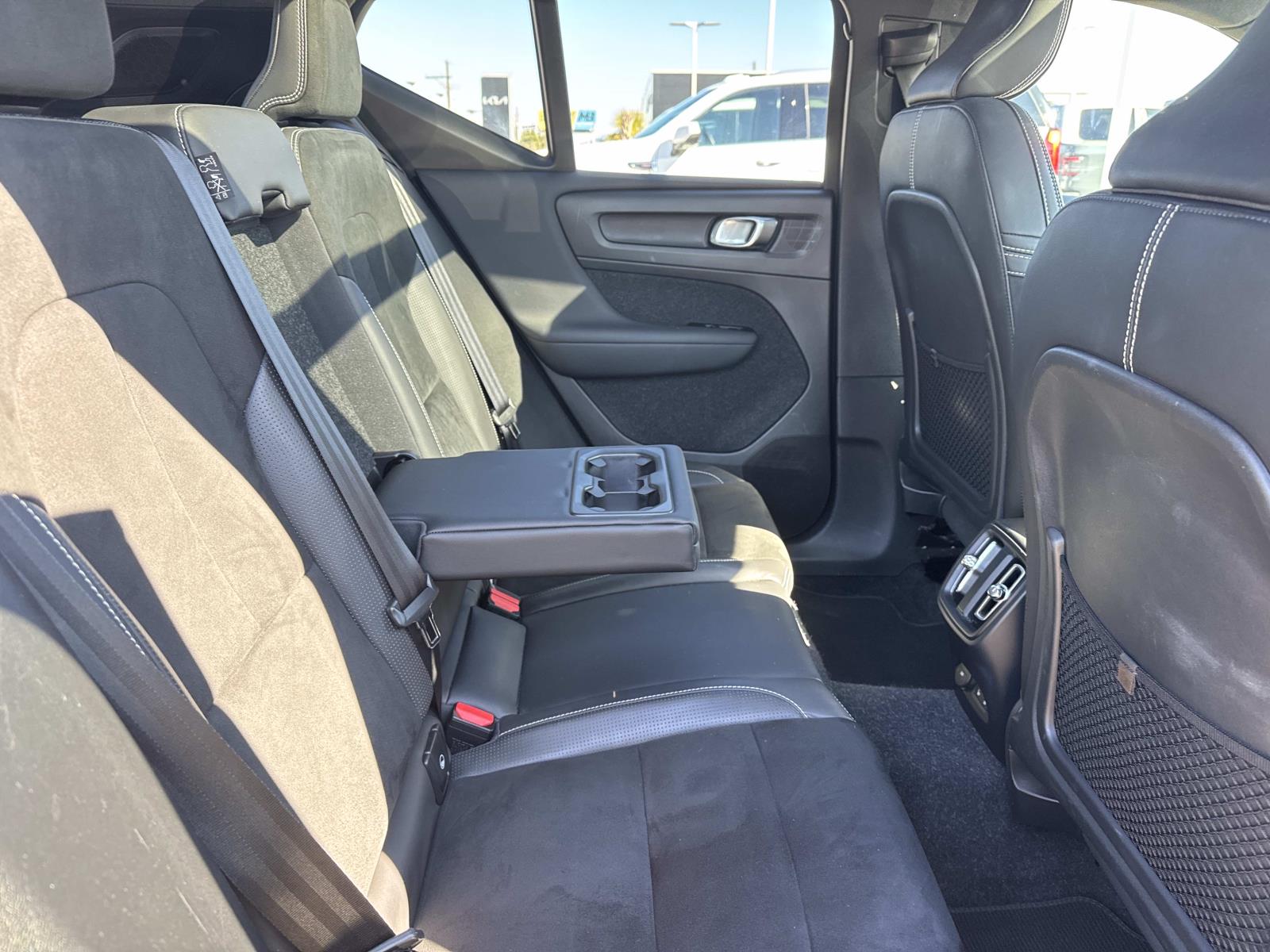 2021 Volvo XC40 Base Image 10 of 27