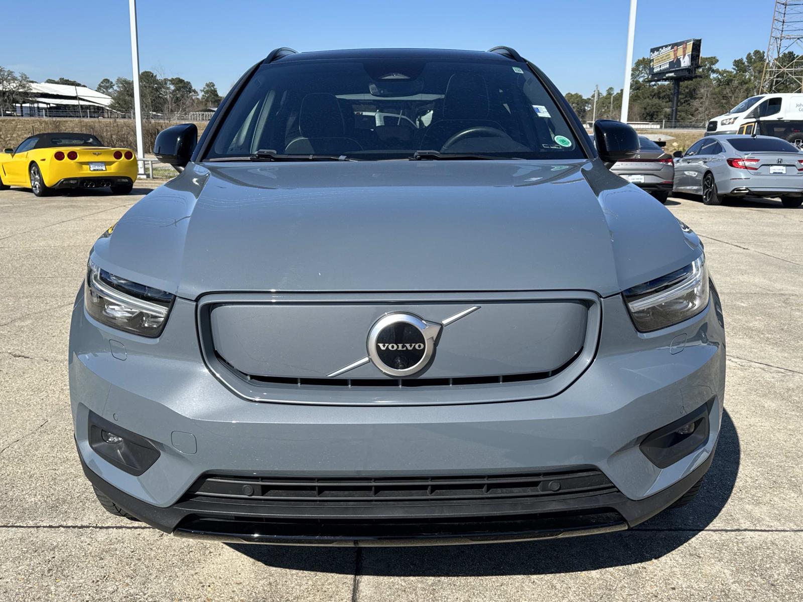 2021 Volvo XC40 Base Image 2 of 27