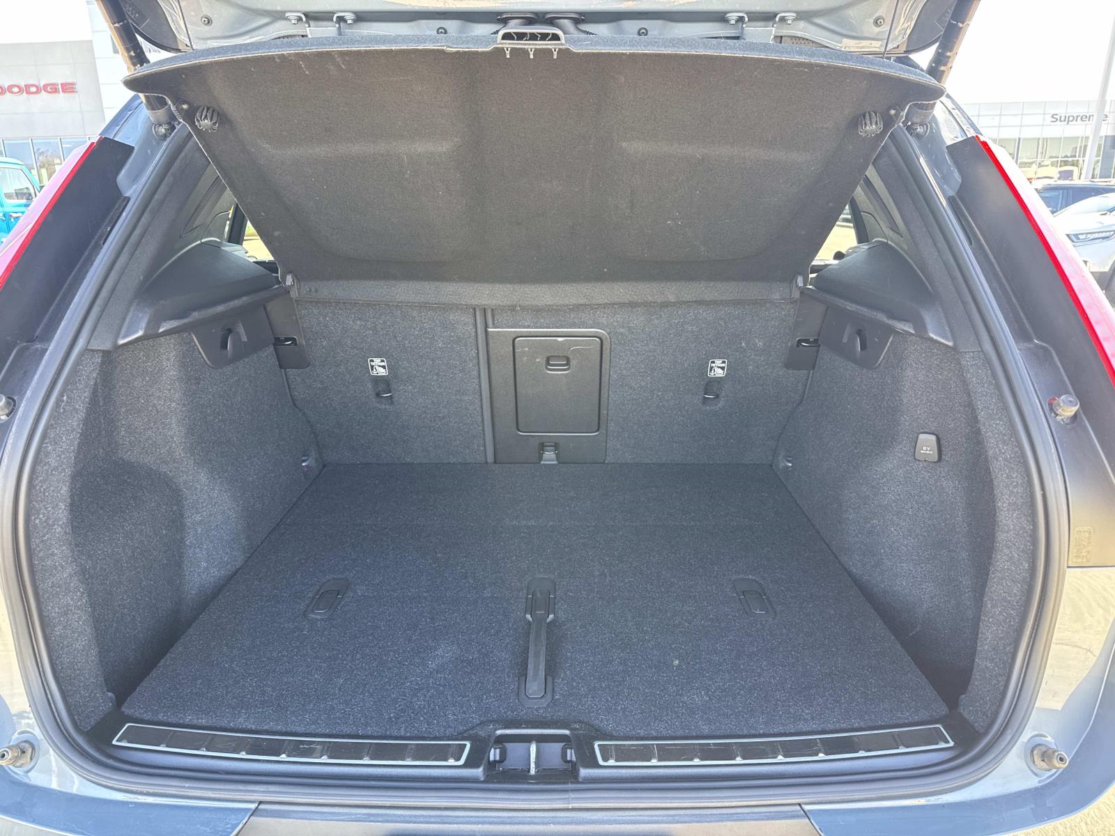 2021 Volvo XC40 Base Image 7 of 27