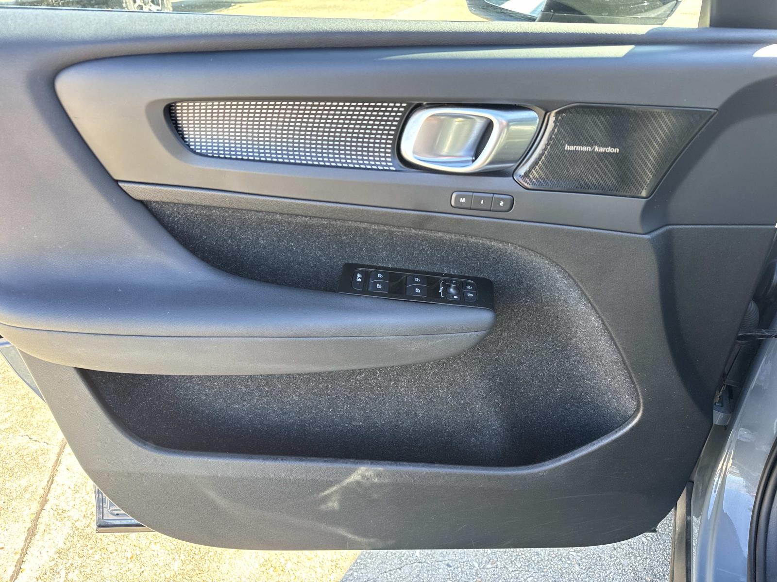 2021 Volvo XC40 Base Image 19 of 27