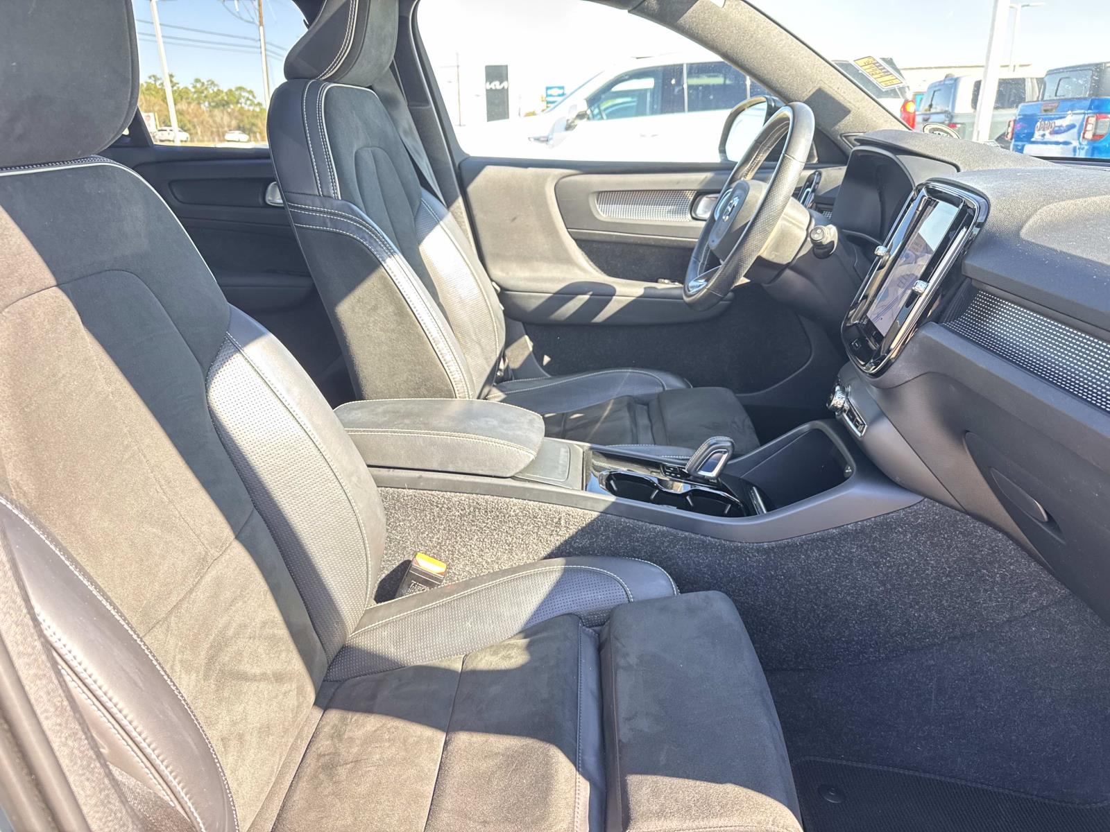 2021 Volvo XC40 Base Image 9 of 27