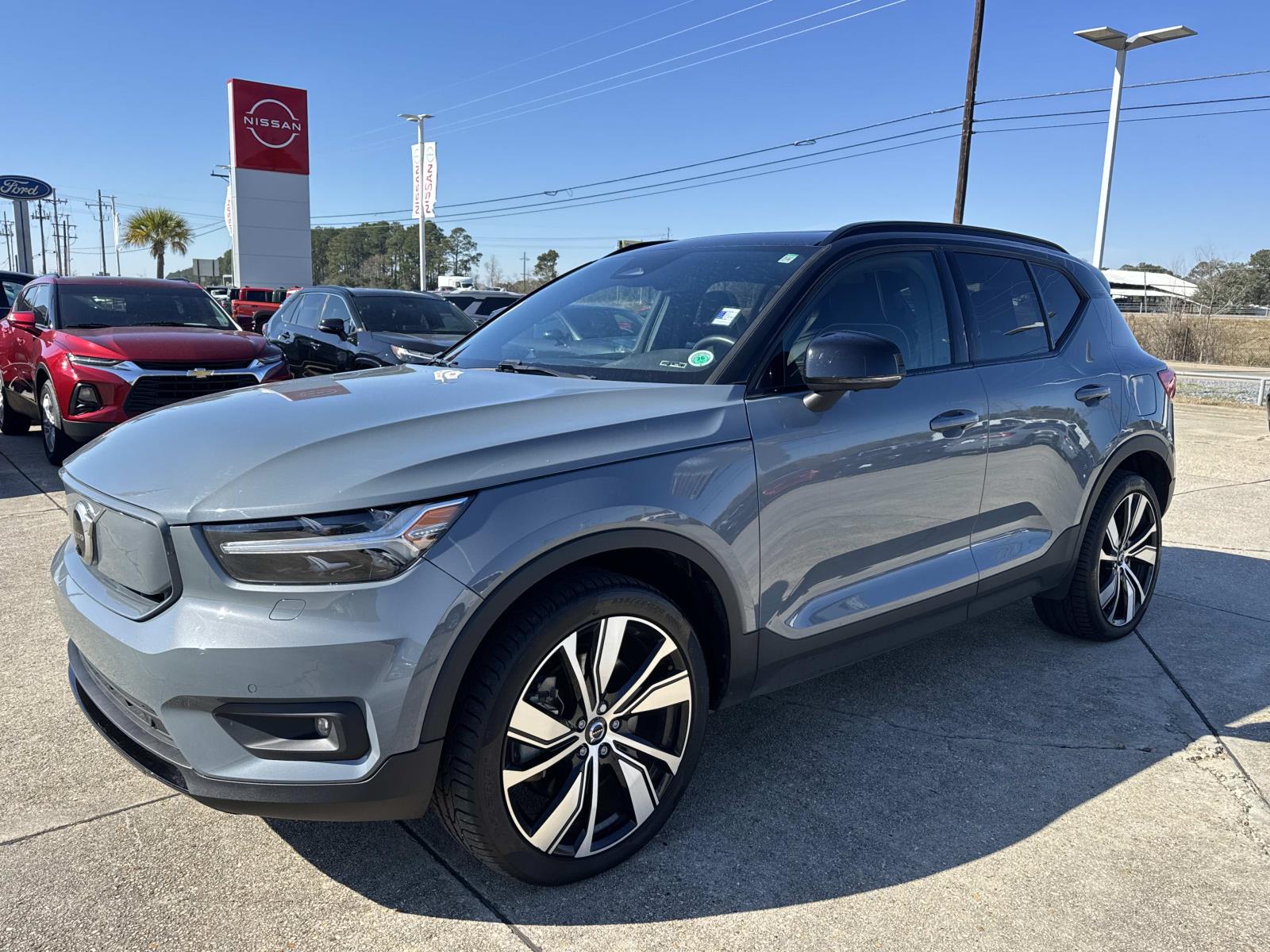 2021 Volvo XC40 Base Image 1 of 27