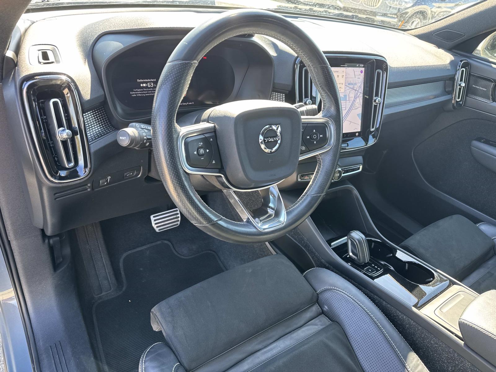 2021 Volvo XC40 Base Image 13 of 27