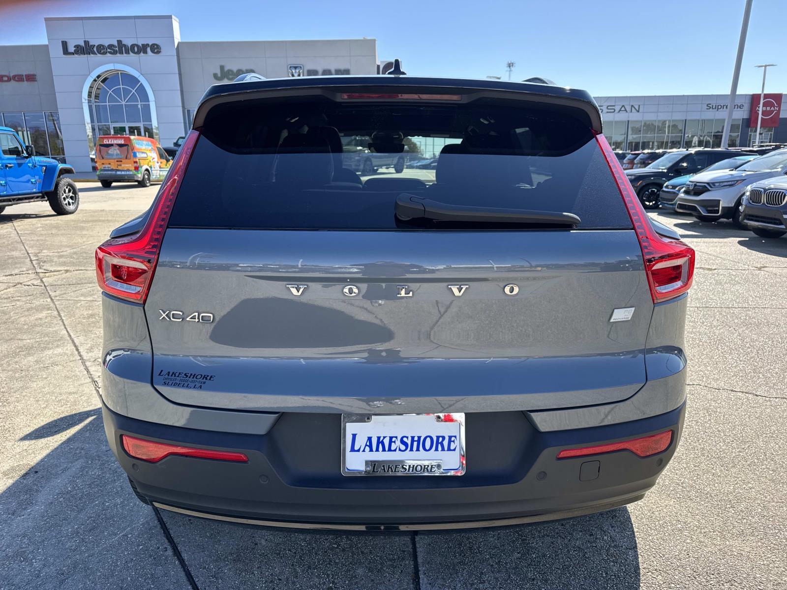 2021 Volvo XC40 Base Image 8 of 27