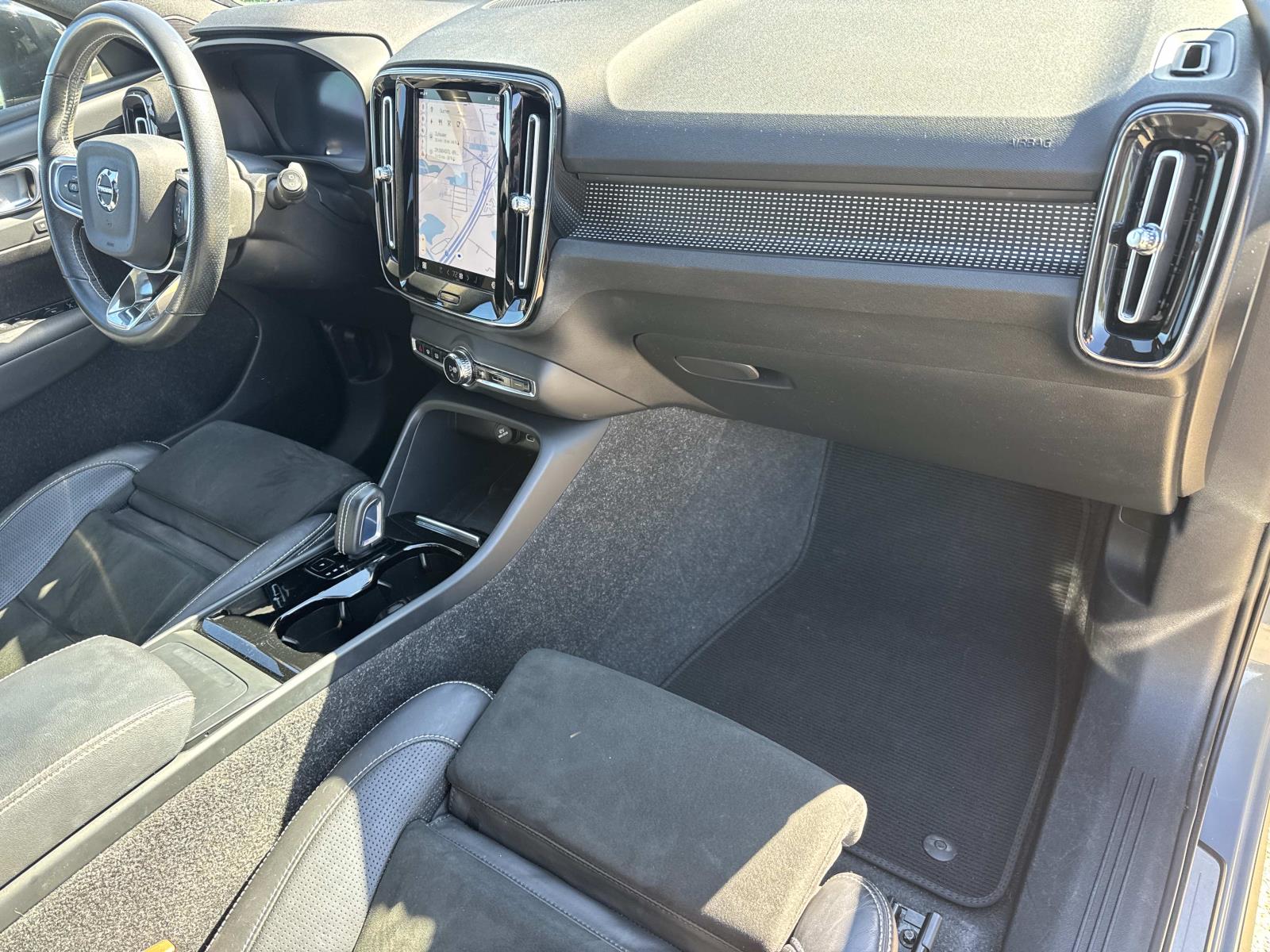 2021 Volvo XC40 Base Image 12 of 27