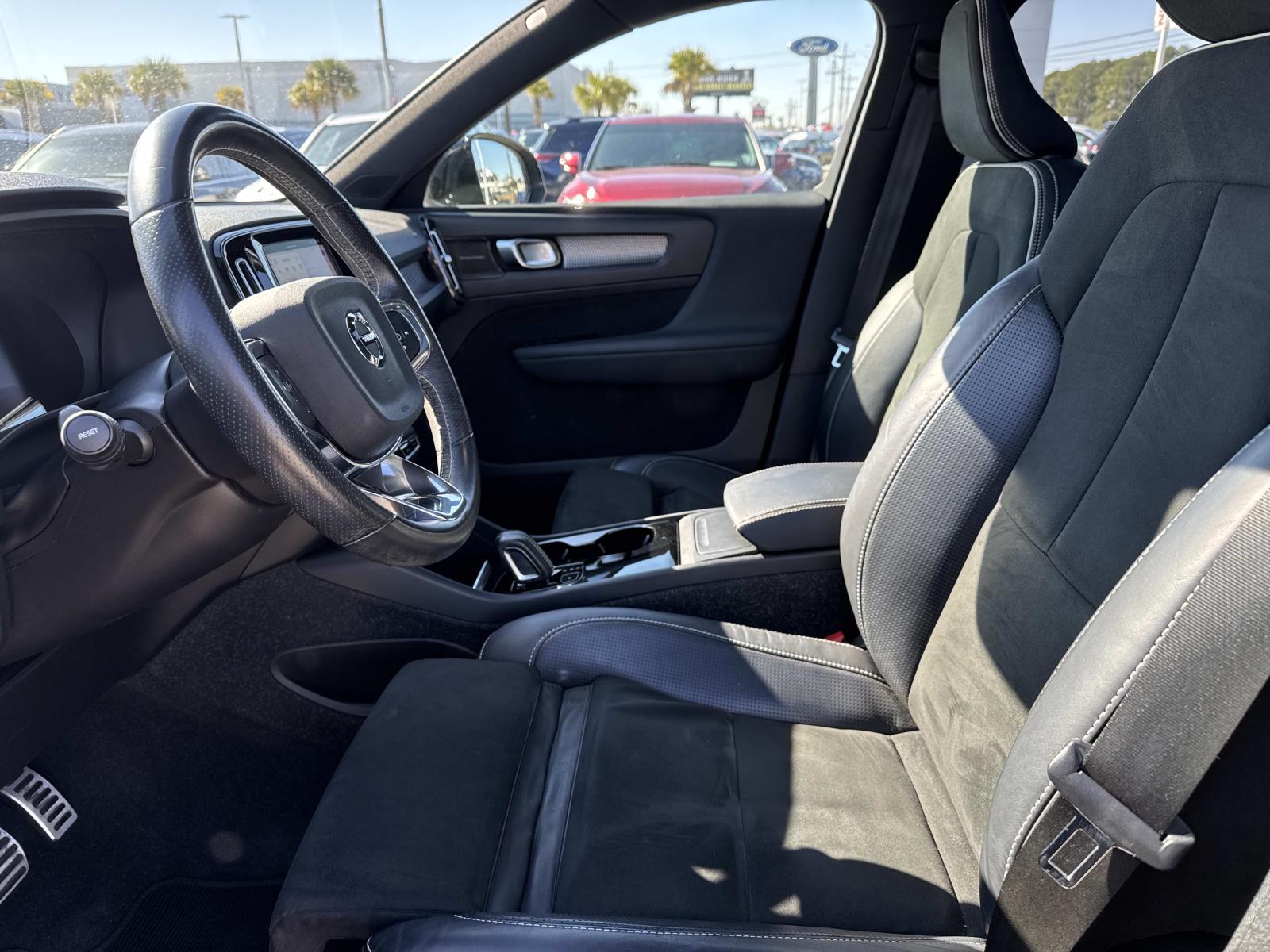 2021 Volvo XC40 Base Image 11 of 27