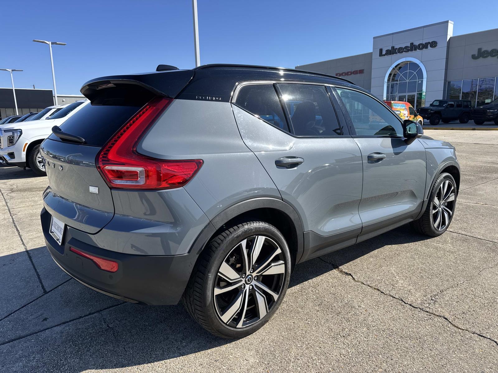 2021 Volvo XC40 Base Image 4 of 27