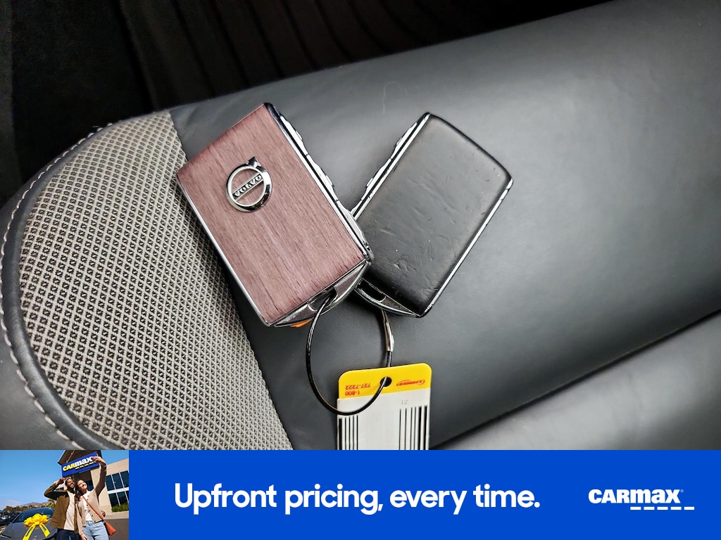 2021 Volvo XC60 R-Design Image 19 of 27