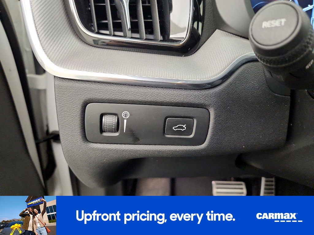 2021 Volvo XC60 R-Design Image 24 of 27