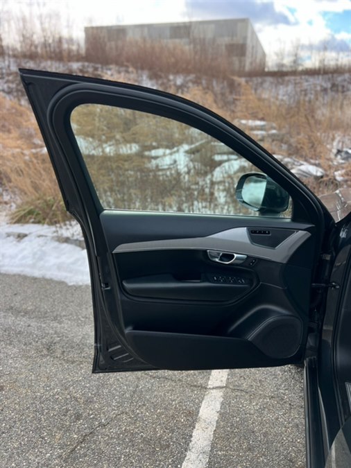 2021 Volvo XC90 Momentum Image 23 of 45