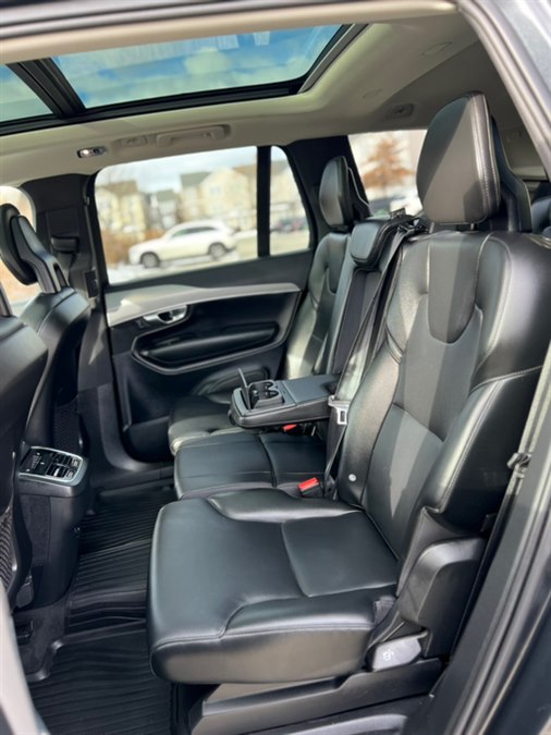 2021 Volvo XC90 Momentum Image 21 of 45