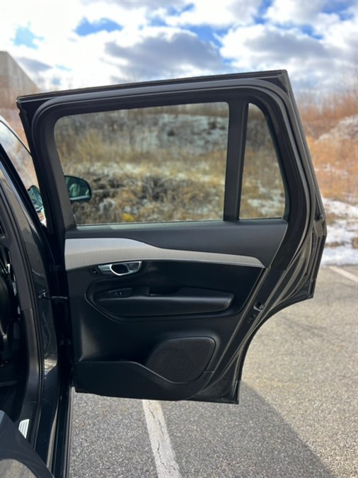 2021 Volvo XC90 Momentum Image 24 of 45