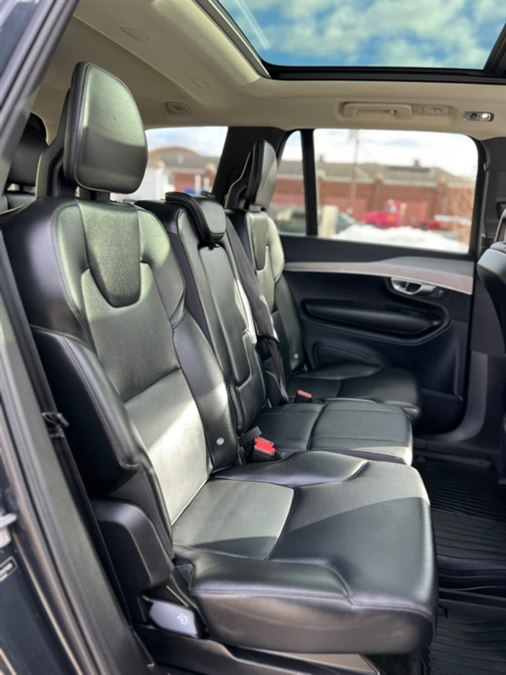 2021 Volvo XC90 Momentum Image 18 of 45