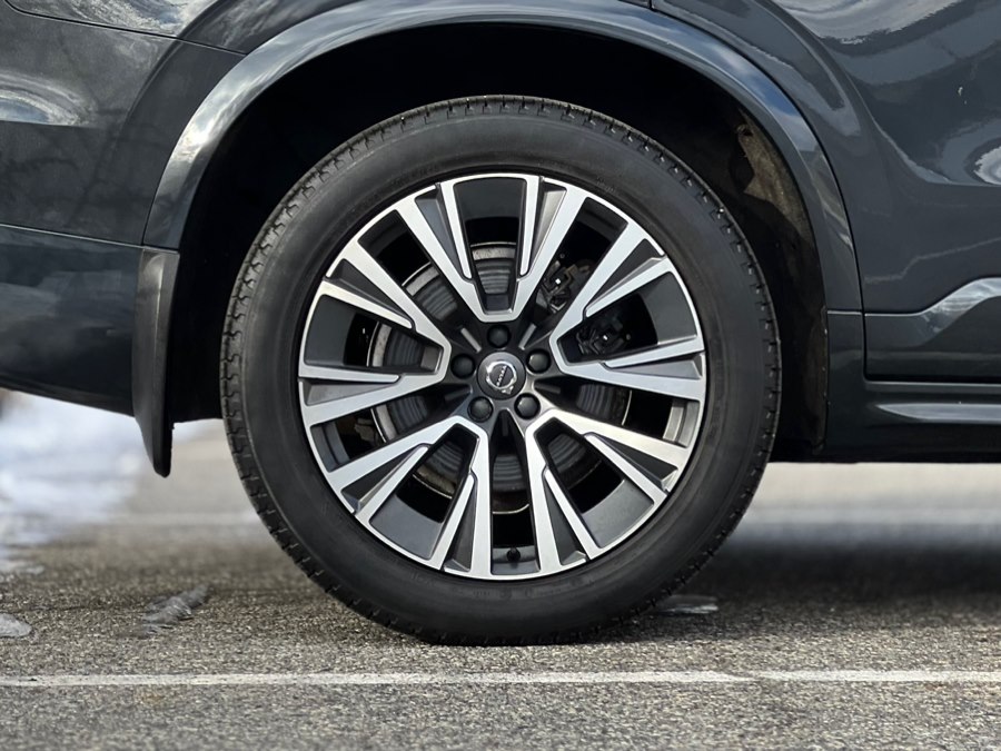 2021 Volvo XC90 Momentum Image 13 of 45