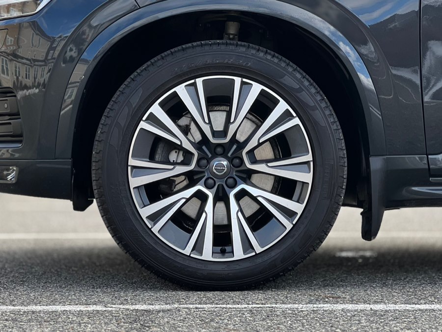 2021 Volvo XC90 Momentum Image 14 of 45