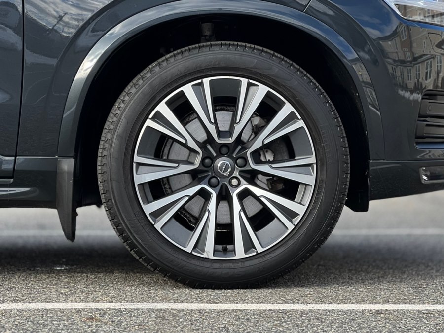 2021 Volvo XC90 Momentum Image 12 of 45