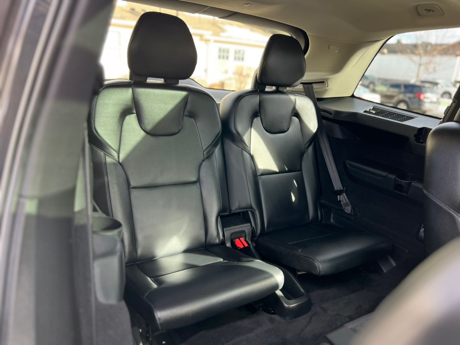 2021 Volvo XC90 Momentum Image 17 of 45