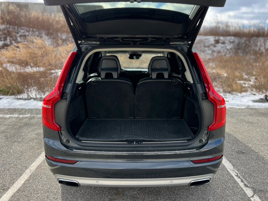 2021 Volvo XC90 Momentum Image 16 of 45