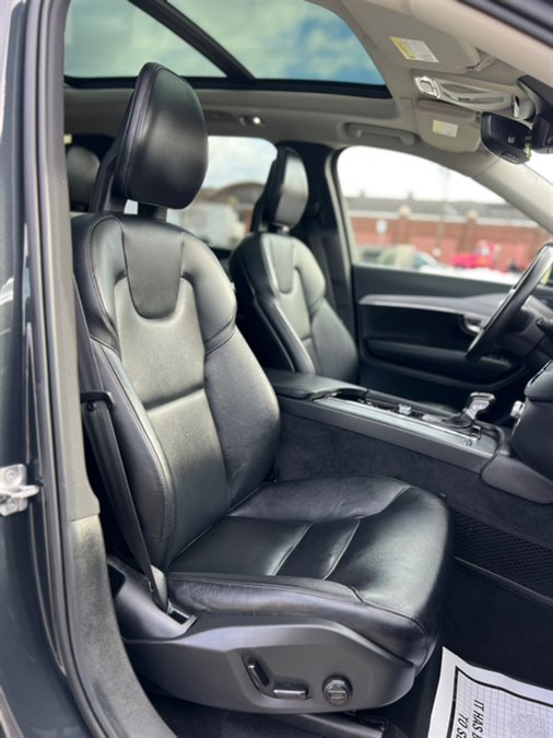 2021 Volvo XC90 Momentum Image 20 of 45