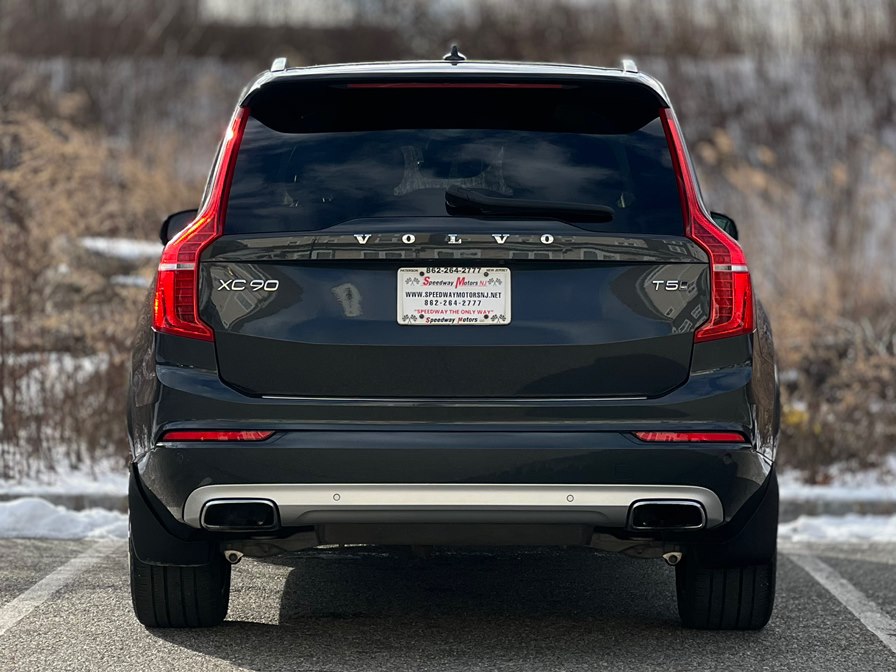 2021 Volvo XC90 Momentum Image 7 of 45