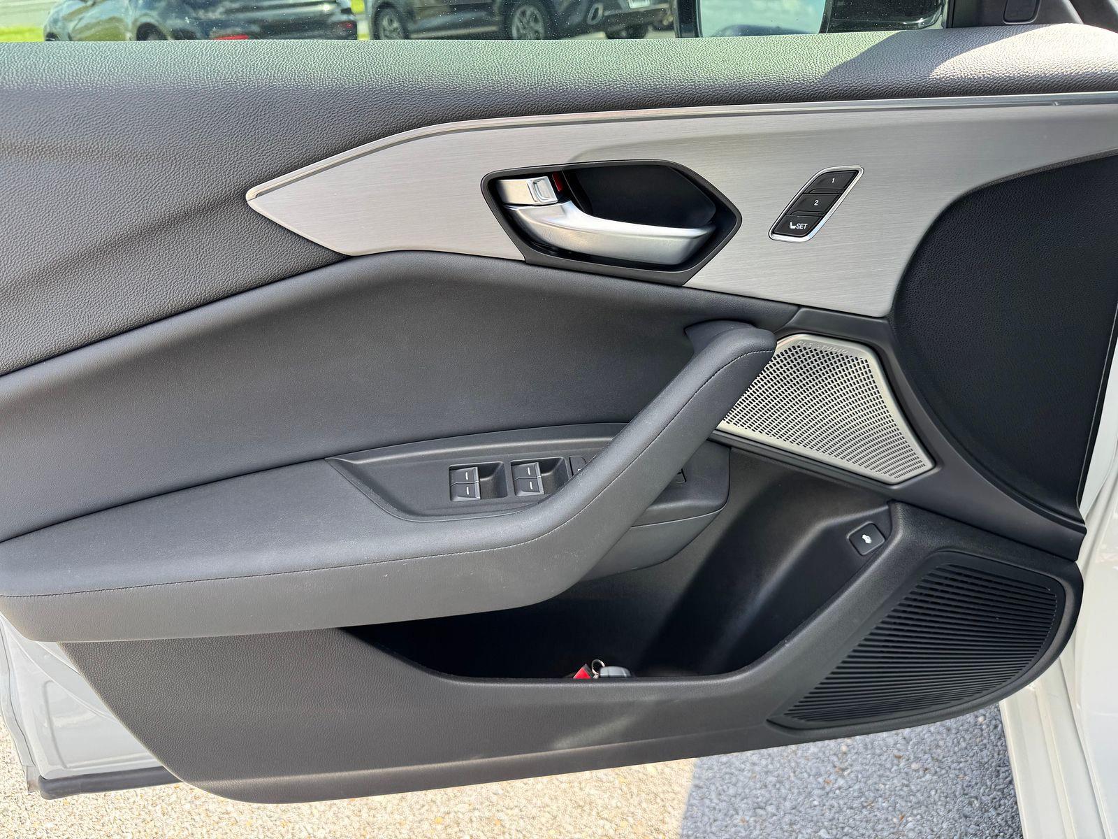 Vehicle image 22 of 23