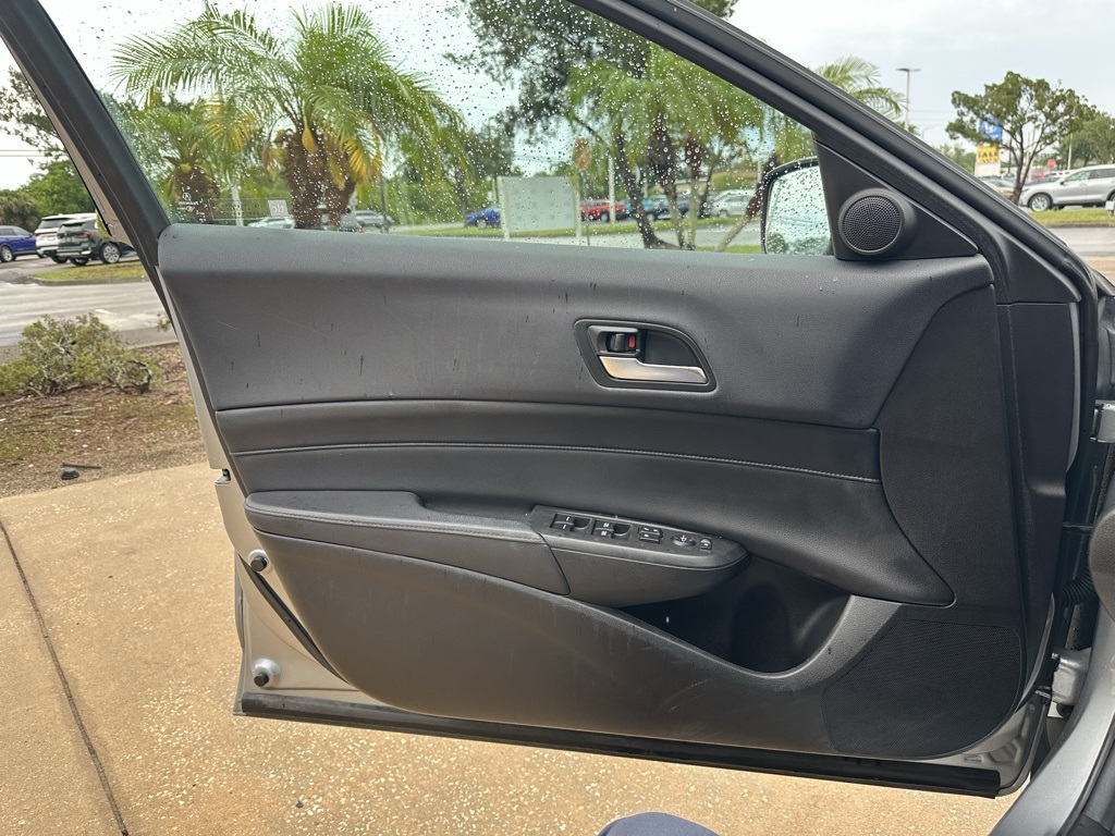 Vehicle image 25 of 34