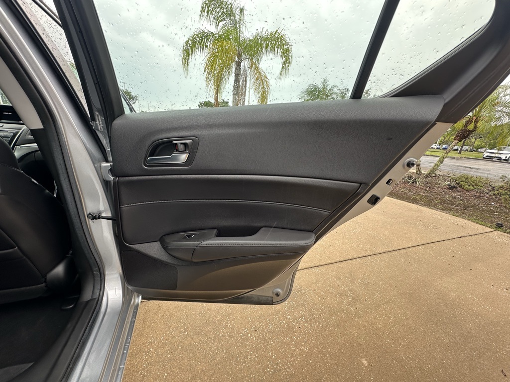 Vehicle image 31 of 34
