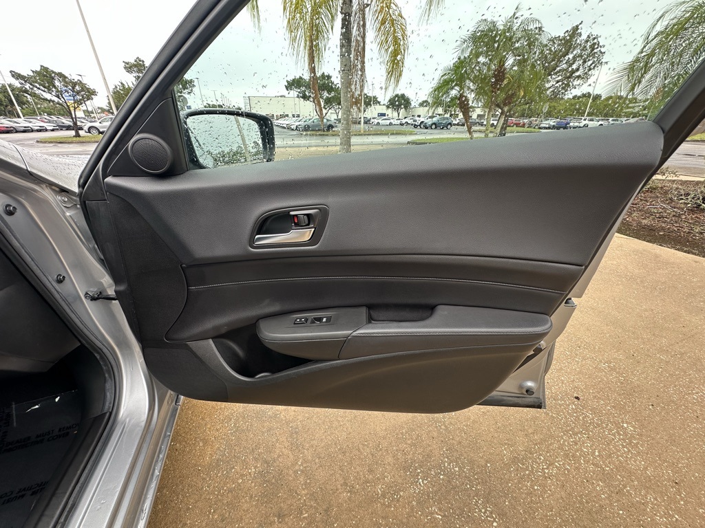 Vehicle image 33 of 34