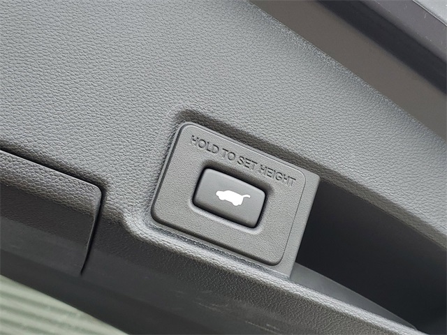 Vehicle image 33 of 36