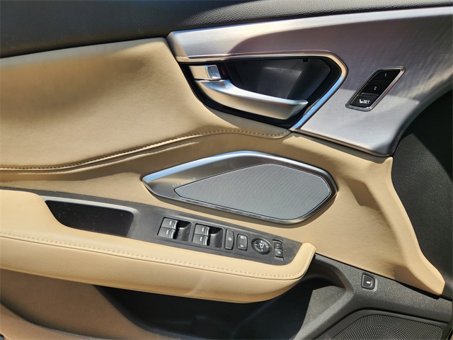 Vehicle image 16 of 23