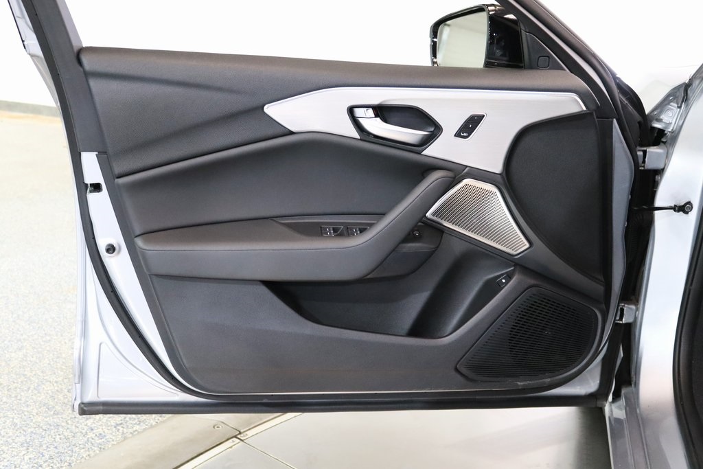 Vehicle image 11 of 28
