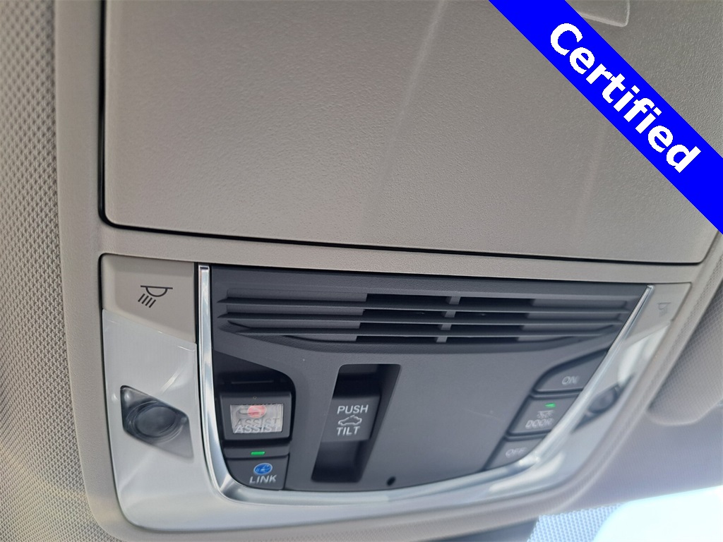 Vehicle image 27 of 28