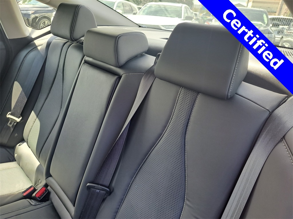 Vehicle image 14 of 28