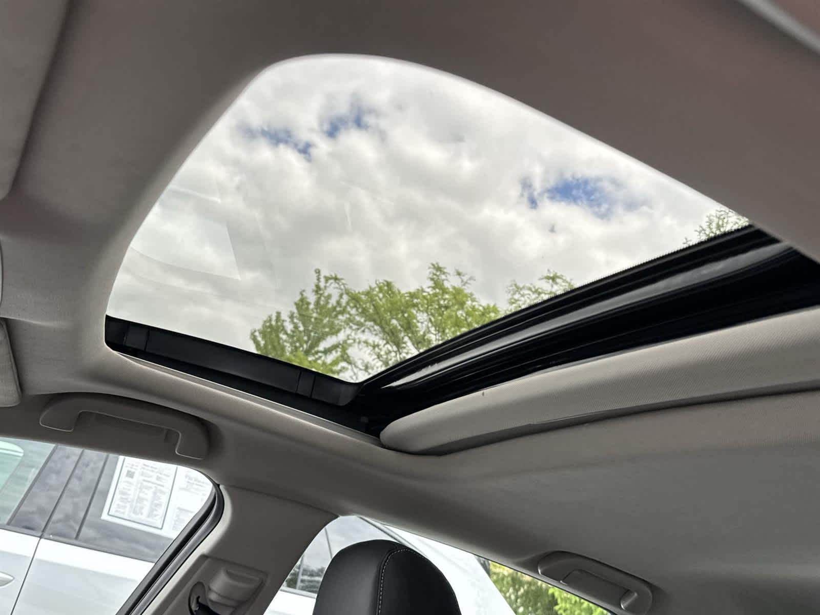 Vehicle image 14 of 32