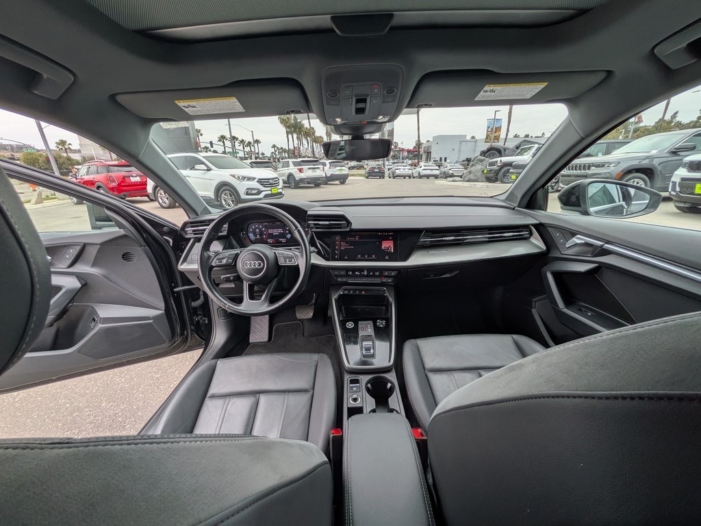 Vehicle image 18 of 29