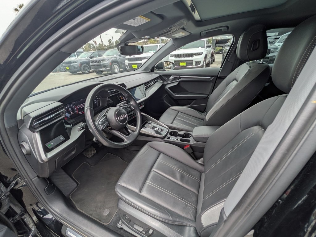 Vehicle image 10 of 29