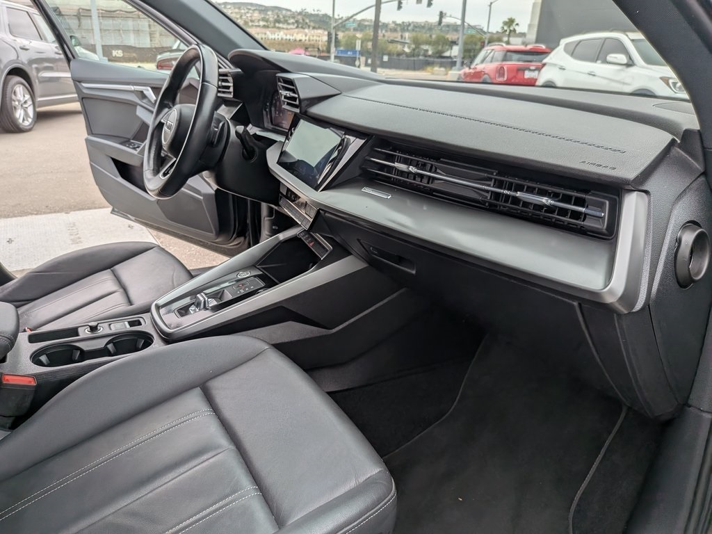 Vehicle image 21 of 29