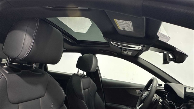 Vehicle image 10 of 31