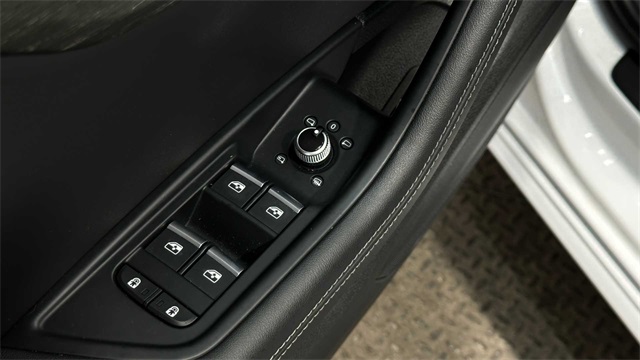 Vehicle image 20 of 31