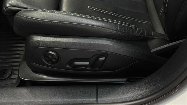 Vehicle image 21 of 31