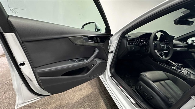 Vehicle image 19 of 31