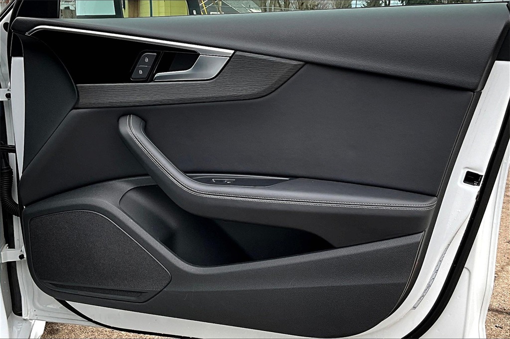 Vehicle image 22 of 33