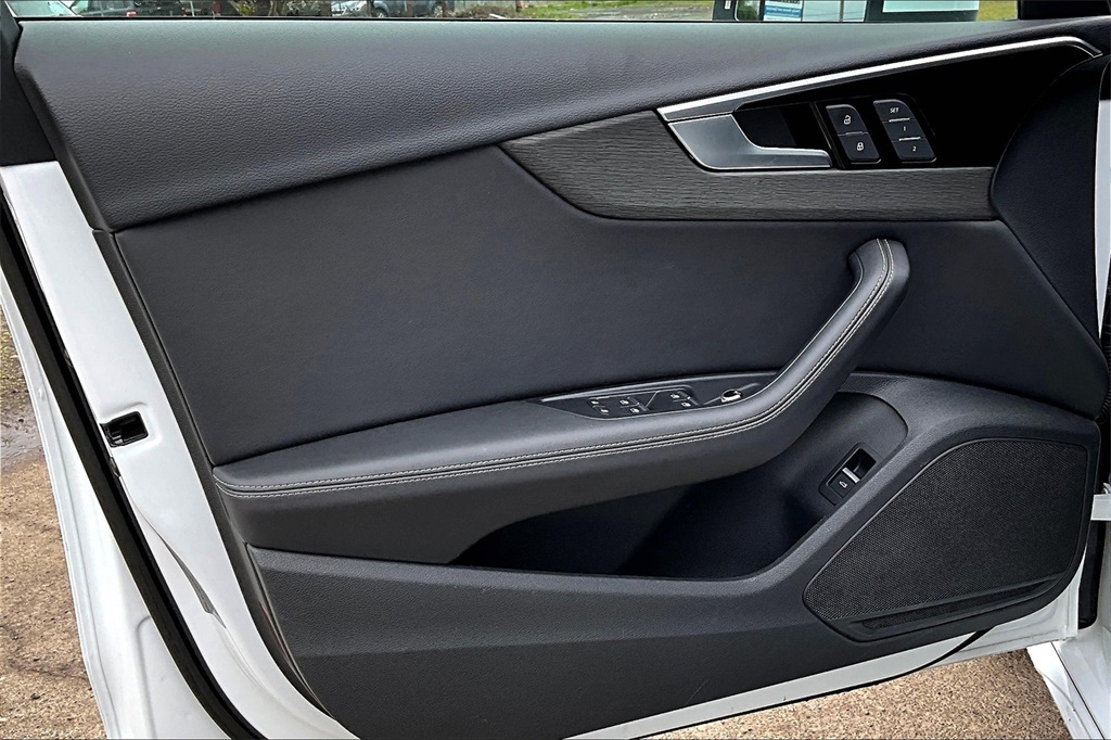 Vehicle image 21 of 33