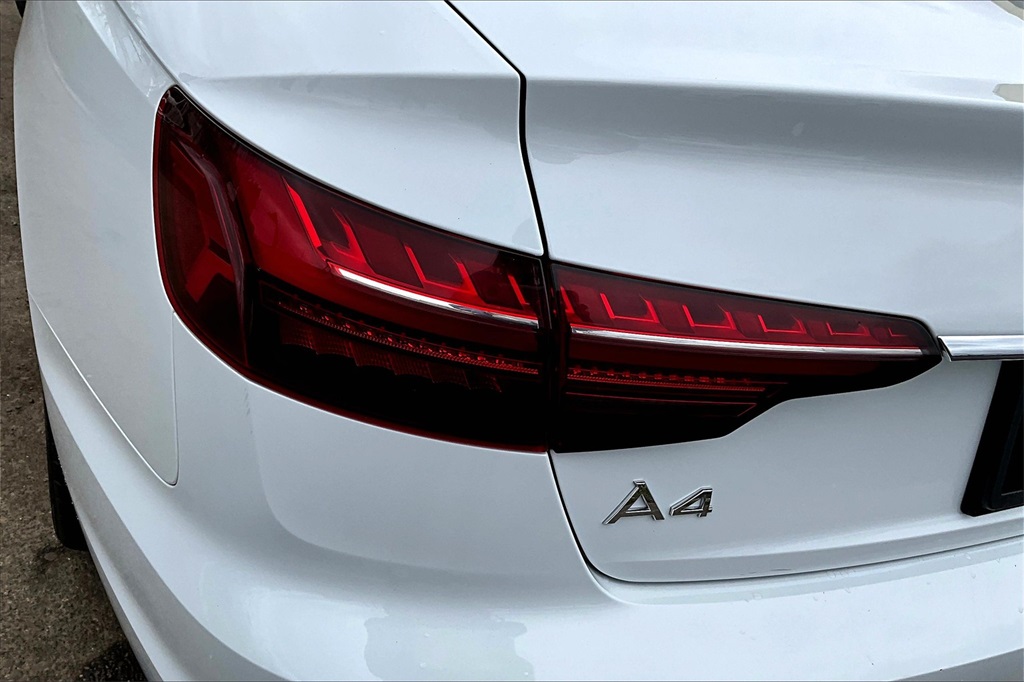 Vehicle image 27 of 33