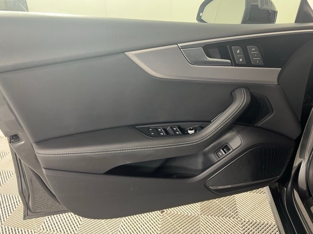 Vehicle image 24 of 29