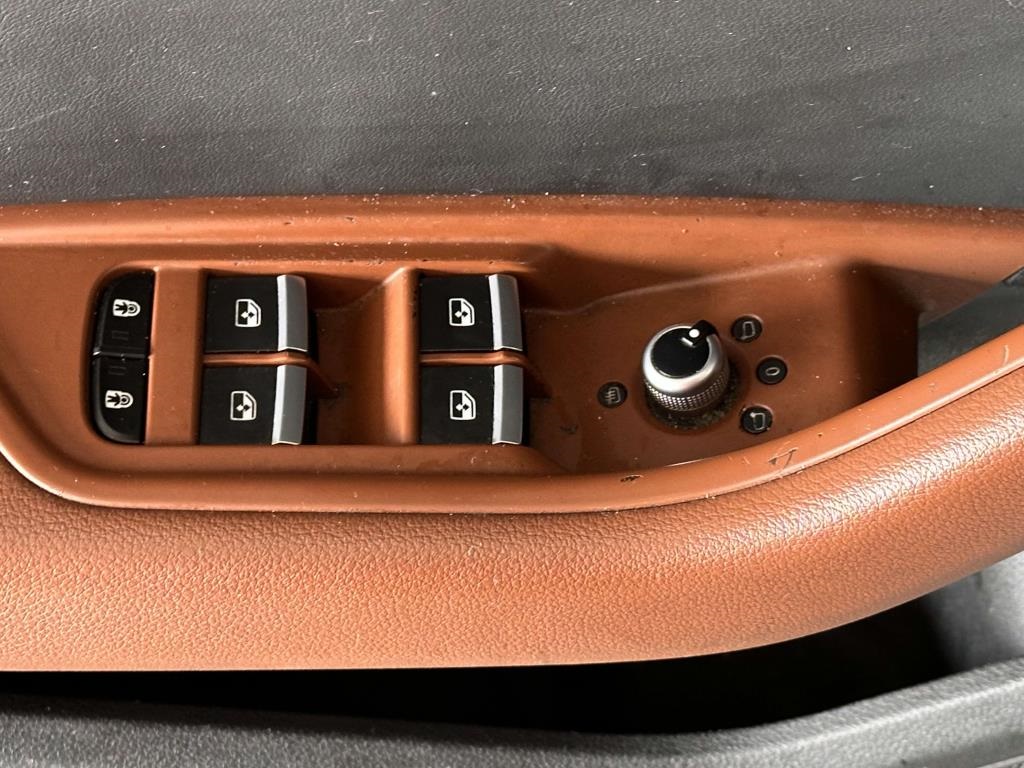 Vehicle image 28 of 33