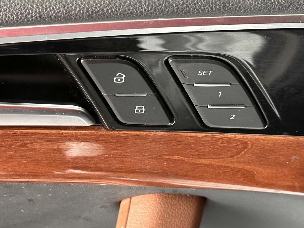 Vehicle image 22 of 33