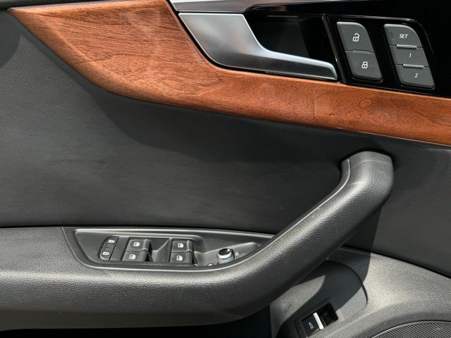 Vehicle image 13 of 26